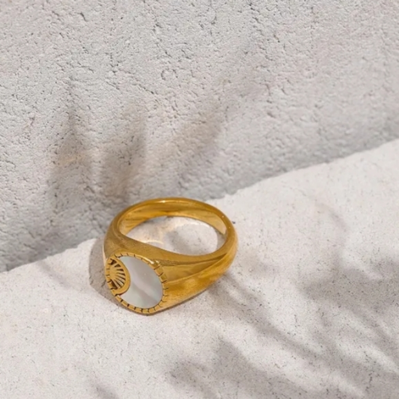 18 k Gold Plated Queen Ring Size 8 - Picture 4 of 4